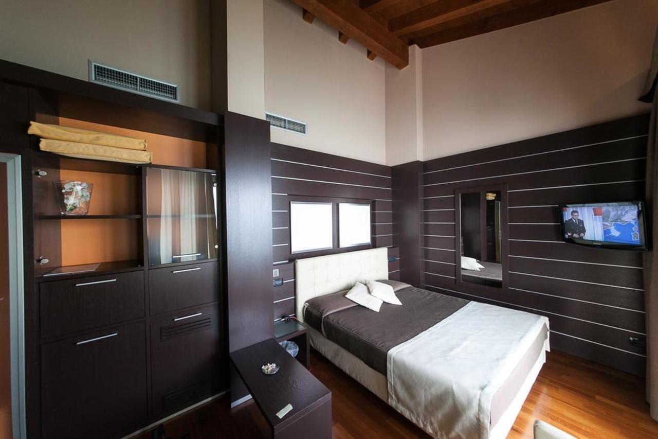 סירמיונה Hotel Aurora מראה חיצוני תמונה