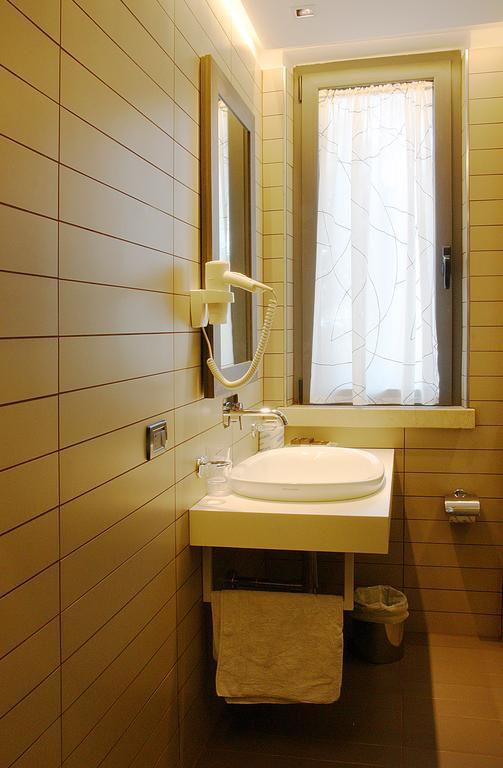 סירמיונה Hotel Aurora חדר תמונה
